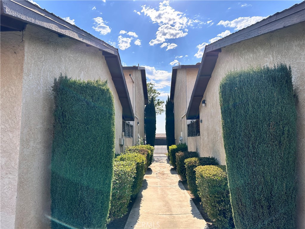 12745 Navajo Road Apple Valley, CA 92308 - Photo 7 of 24 Back Walkway to Get to The Front