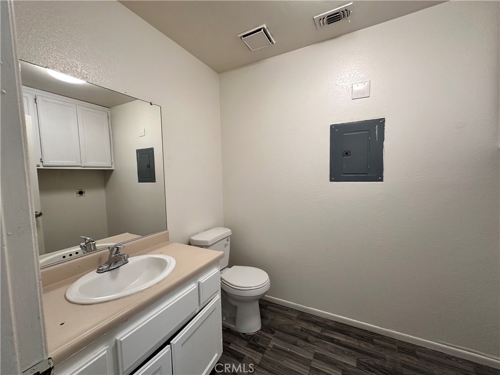 12745 Navajo Road Apple Valley, CA 92308 - Photo 9 of 24 Unit 6: Downstairs Bathroom