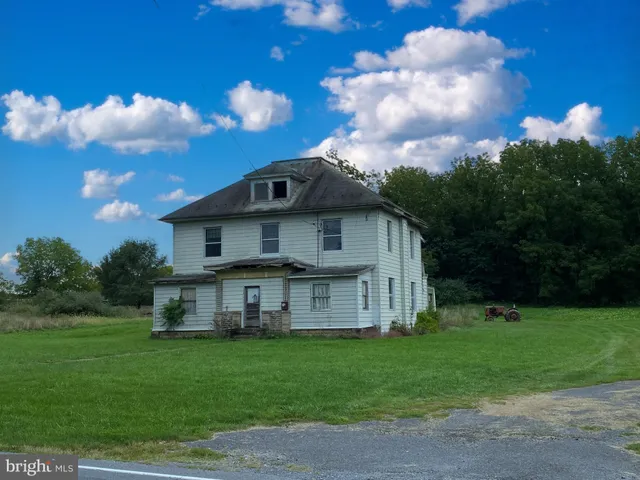 a view of a back yard of the house