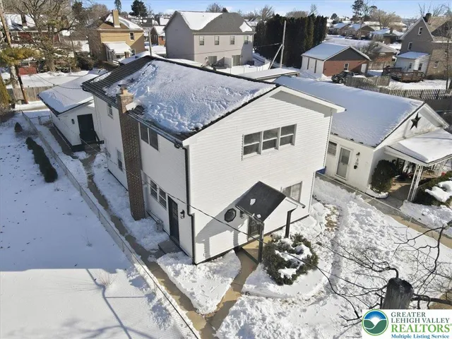 a view of a house with backyard