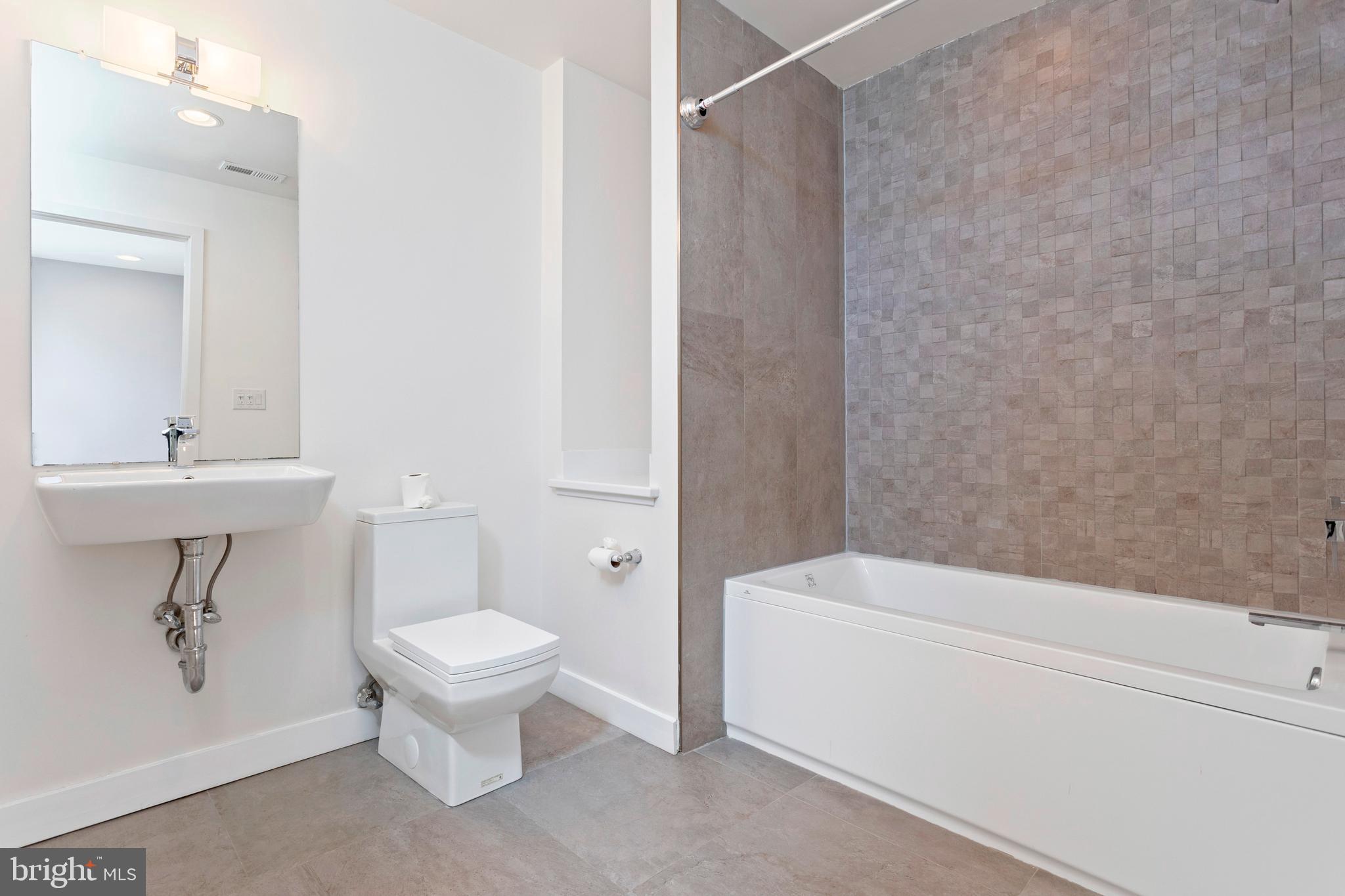 1625-31 Ridge Avenue, Unit 2 Philadelphia, PA 19130 - Photo 10 of 16 Main bedroom on suite