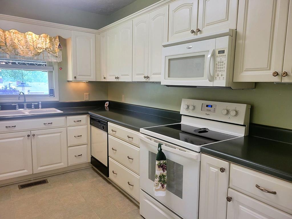 139 Ridgewood Circle Greenwood, SC 29649 - Photo 11 of 44 Gallery Image 11