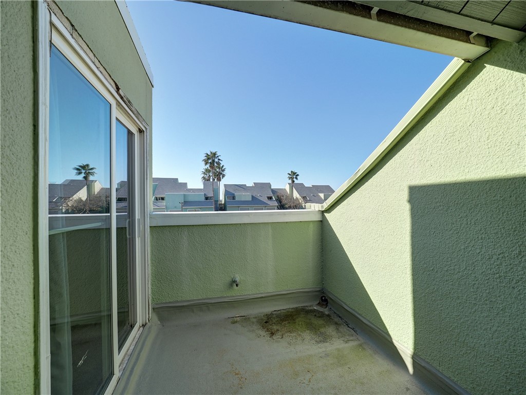 14300 Aloha Street, Unit 151 Corpus Christi, TX 78418 - Photo 25 of 33 a room with window and stairs