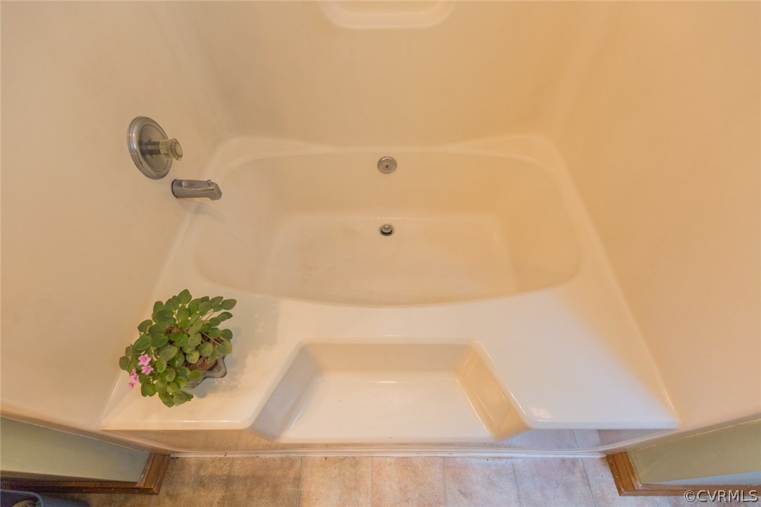 6202 Husting Road Chesterfield, VA 23832 - Photo 36 of 50 a bathroom with a tub