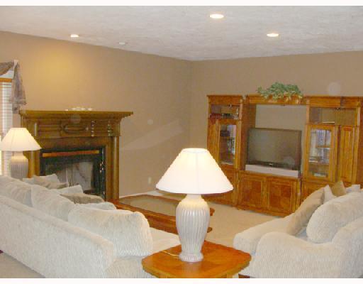 14 Cooper Road Venetia, PA 15367 - Photo 8 of 18 Living Room.