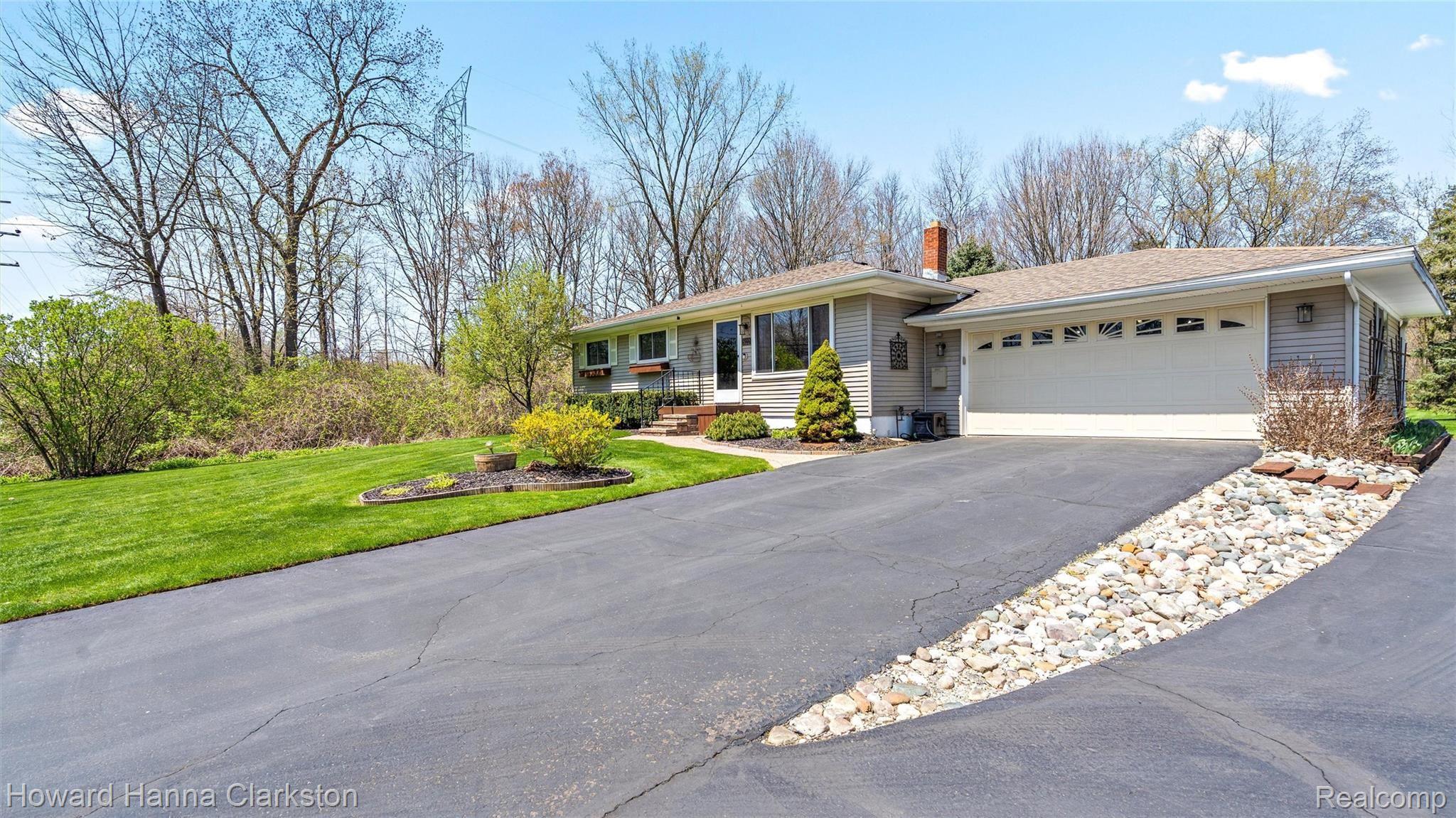 5122 Waldon Road Clarkston, MI 48348 - Photo 2 of 21 Move-in ready!