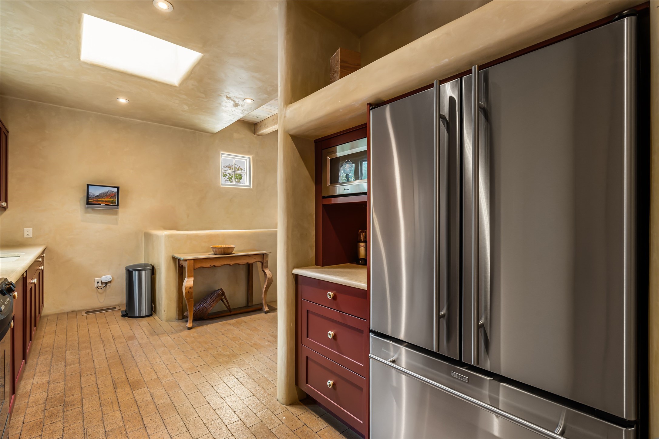 1 Cerro Gordo Road, Unit B Santa Fe, NM 87501 - Photo 13 of 25 Elegant appliances and plenty of storage in the kitchen!