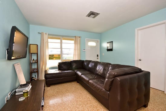 328 Mid Pines Road Palm Springs, FL 33461 - Photo 4 of 10 Living Area