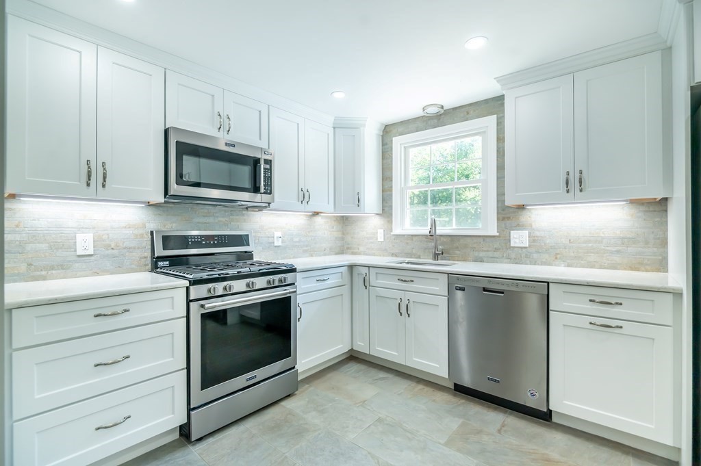 93 Rolling Ridge Lane Methuen, MA 01844 - Photo 6 of 28 Gallery Image 6