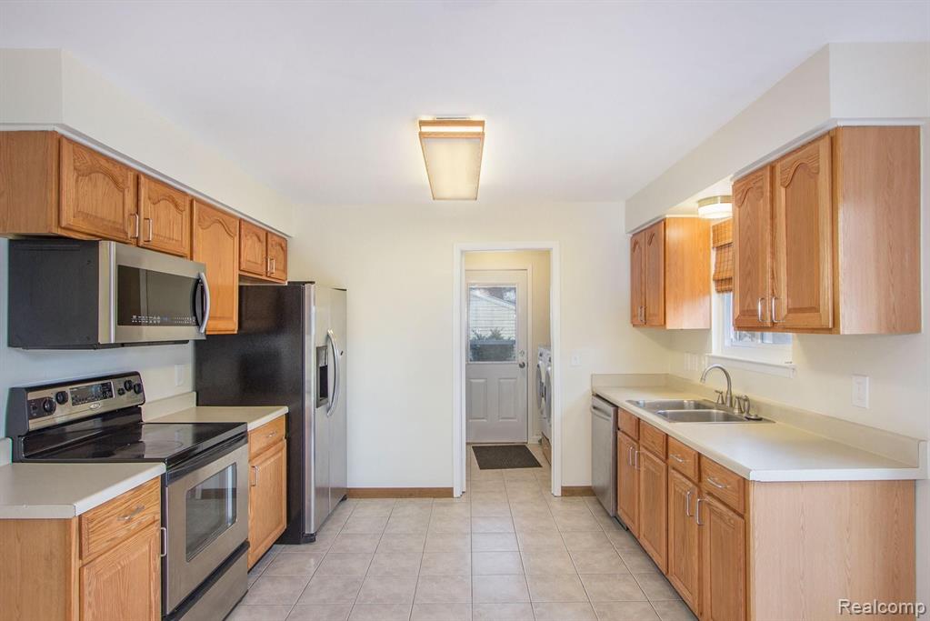 2455 Emmons Avenue Rochester Hills, MI 48307 - Photo 5 of 22