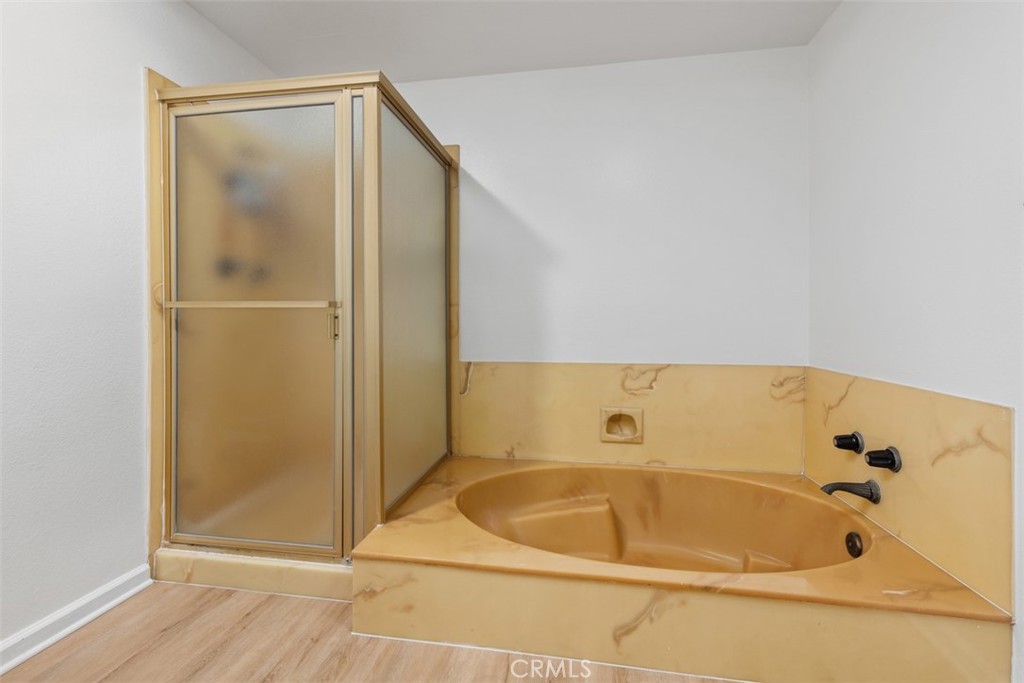 6200 Riviera Circle Long Beach, CA 90815 - Photo 20 of 35 a bathroom with a tub