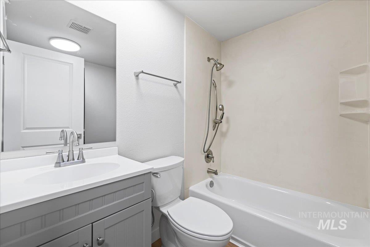 1309 West Maple Avenue Meridian, ID 83642 - Photo 13 of 50 Bathroom with bathtub / shower combination and vanity
