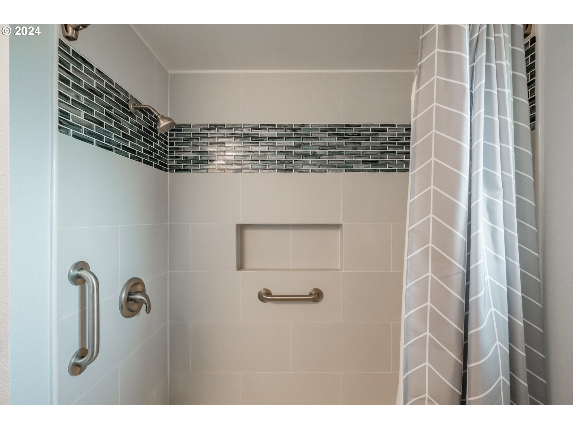 14090 Salt Creek Road Dallas, OR 97338 - Photo 21 of 41 a close view of shower