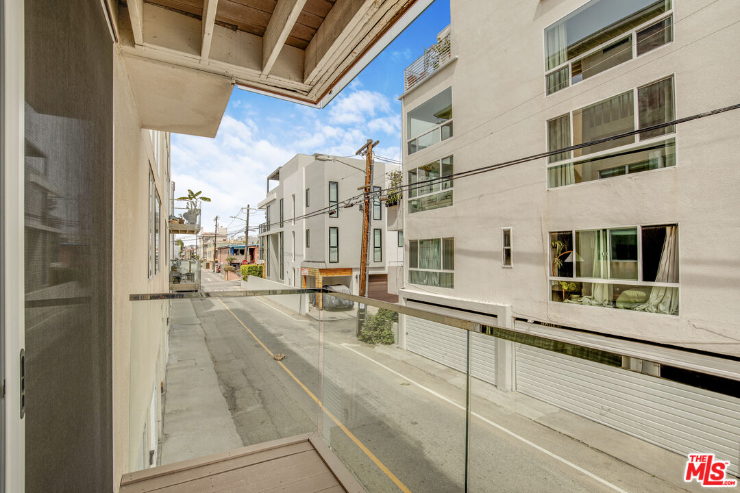 1 Ironsides Street, Unit 14 Marina del Rey, CA 90292 - Photo 19 of 26