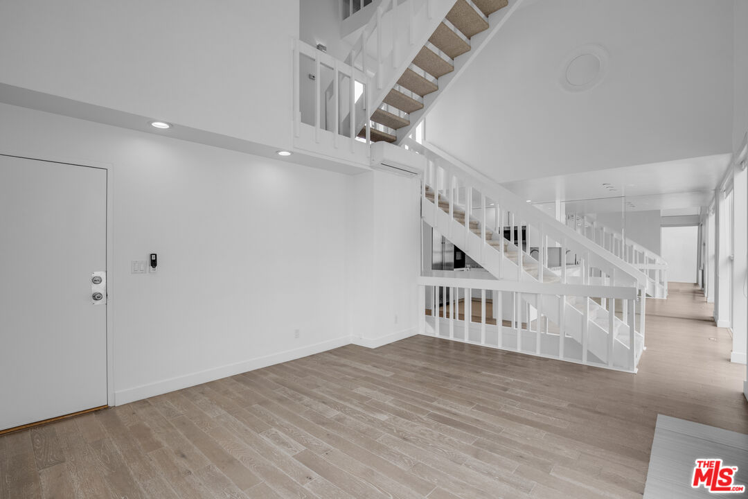 1 Ironsides Street, Unit 14 Marina del Rey, CA 90292 - Photo 3 of 26