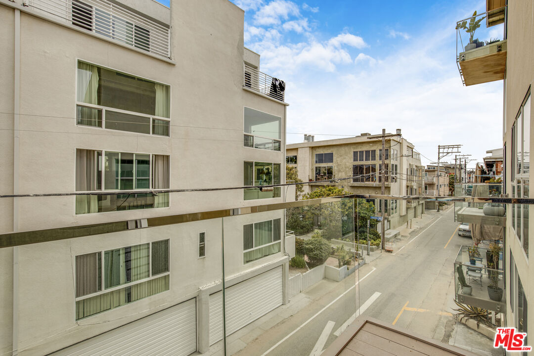 1 Ironsides Street, Unit 14 Marina del Rey, CA 90292 - Photo 4 of 26
