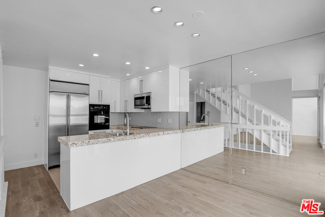 1 Ironsides Street, Unit 14 Marina del Rey, CA 90292 - Photo 5 of 26