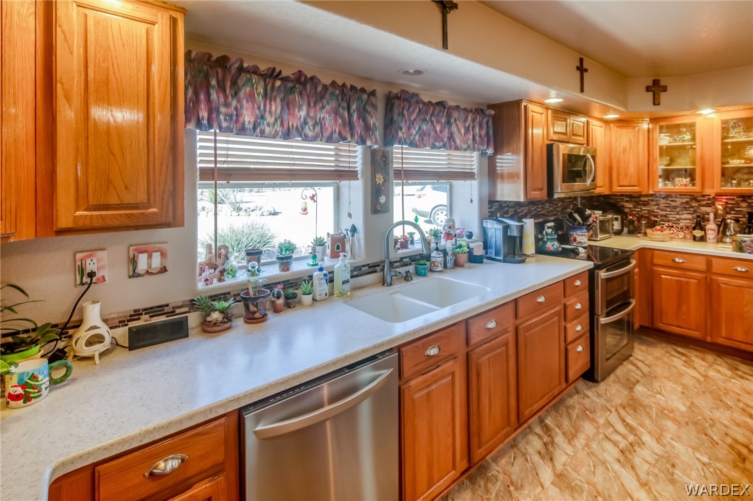 4150 Dragoon Road Golden Valley, AZ 86413 - Photo 20 of 49 a kitchen with lots of counter top space and a window