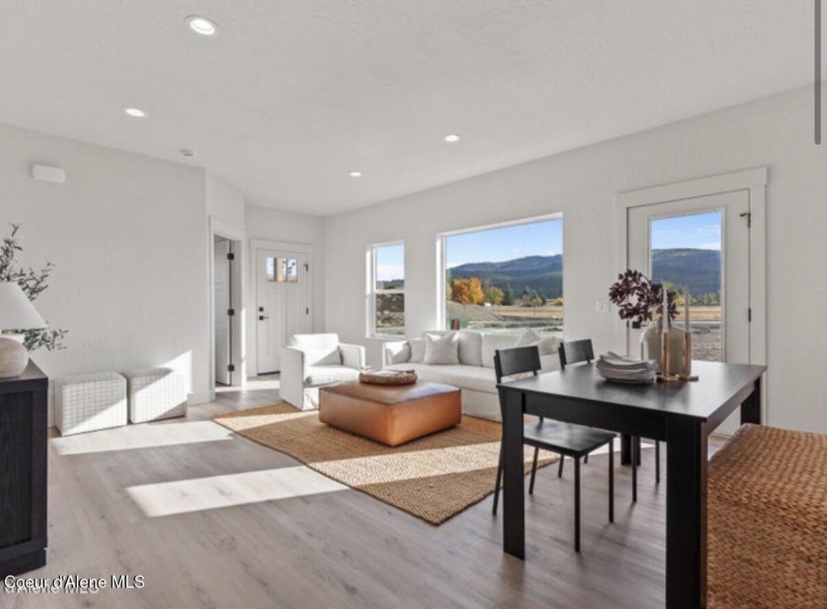 99 Big Burl Road Sagle, ID 83860 - Photo 5 of 21 Stock Photo