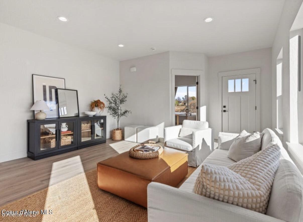 99 Big Burl Road Sagle, ID 83860 - Photo 7 of 21 Stock Photo