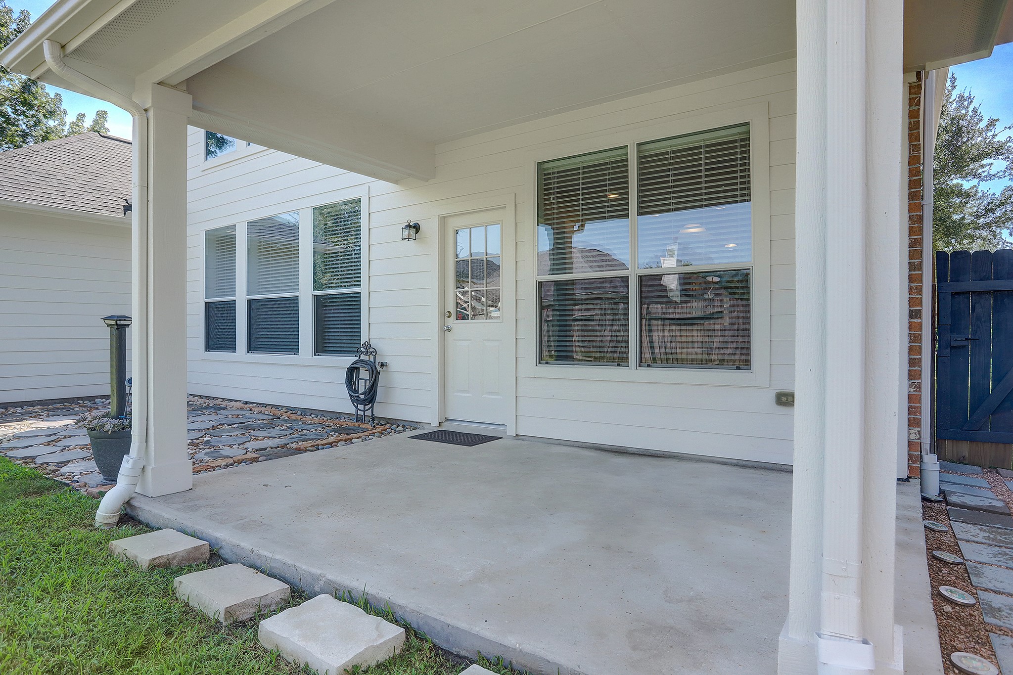 12331 Crescent Mountain Lane Humble, TX 77346 - Photo 32 of 34 an empty room with windows