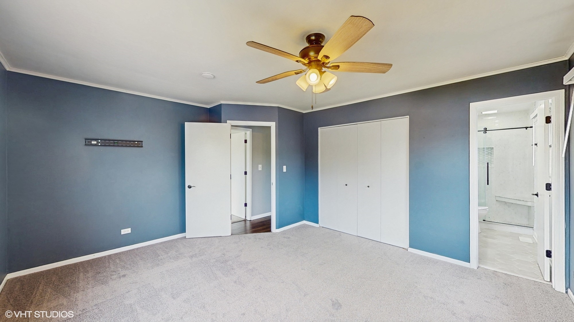 2525 Ridge Road Aurora, IL 60504 - Photo 11 of 36 a view of a livingroom with a ceiling fan
