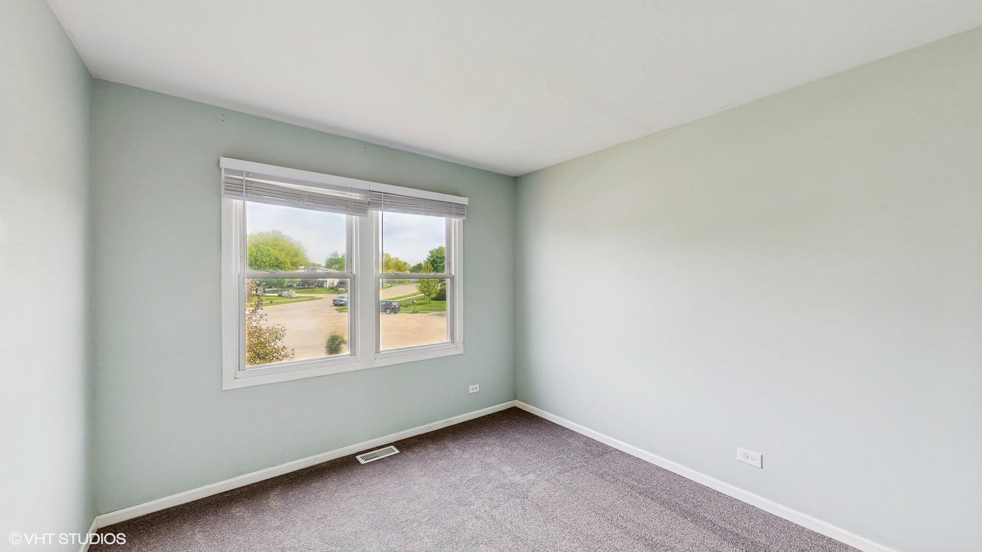 2525 Ridge Road Aurora, IL 60504 - Photo 14 of 36 an empty room with a window