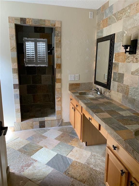 910 Pawstand Road Celebration, FL 34747 - Photo 22 of 33 a view of a bathroom with mirror gate