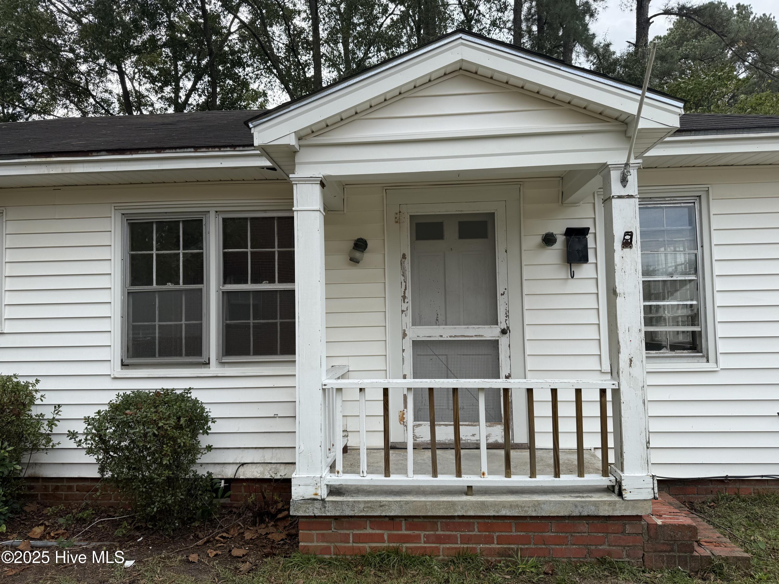 512 Nicholson Street Clinton, NC 28328 - Photo 9 of 16 IMG_1113