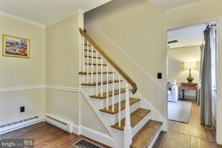15 Hatsawap Road Cambridge, MD 21613 - Photo 3 of 29 Foyer With Wood Stairway