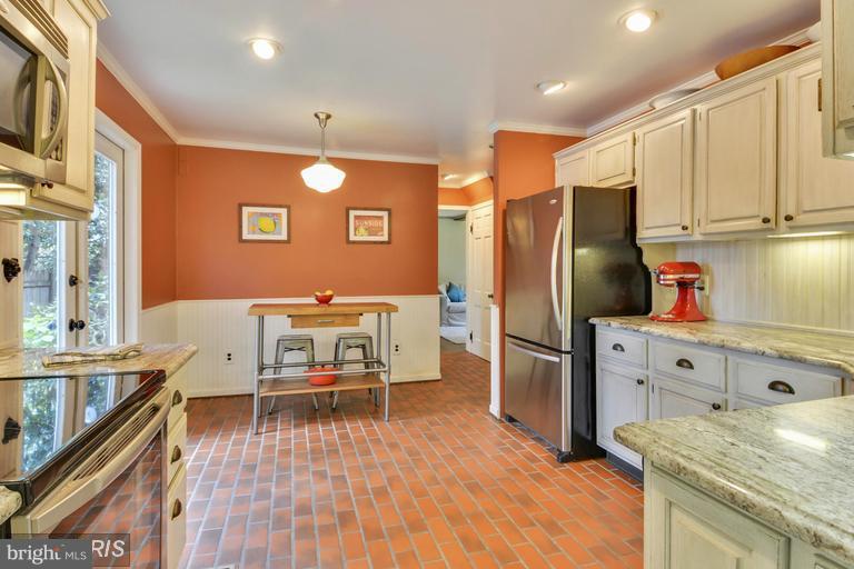 15 Hatsawap Road Cambridge, MD 21613 - Photo 8 of 29 Includes Breakfast Area
