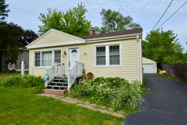 $298,000 | 1028 West Drive, South Elgin, IL 60177