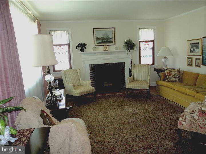 546 Hempstead Road Springfield, PA 19064 - Photo 5 of 25 Living Room