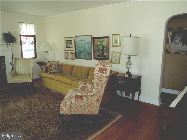 546 Hempstead Road Springfield, PA 19064 - Photo 6 of 25 Living Room