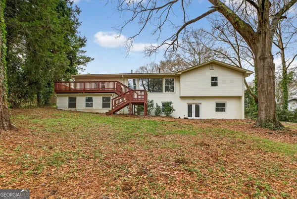 a view of a house with a yard
