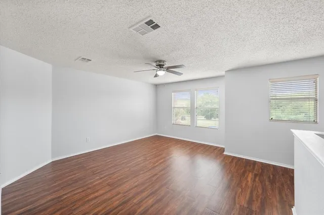 $2,500 | 812 Ericville Drive, Arlington, TX 76001