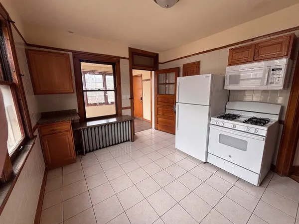 $2,295 | 3354 South Lituanica Avenue, Unit 2, Chicago, IL 60608