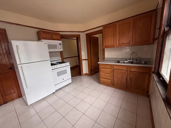 $2,295 | 3354 South Lituanica Avenue, Unit 2, Chicago, IL 60608