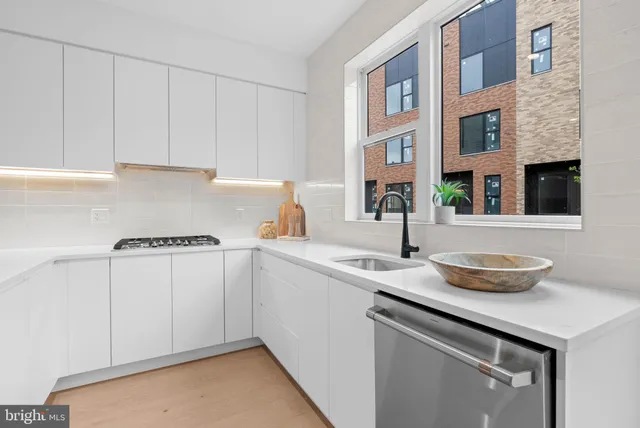 $825,000 | 650 Fairmount Avenue, Unit J2, Philadelphia, PA 19123