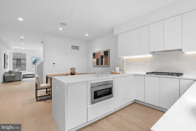 $825,000 | 650 Fairmount Avenue, Unit J2, Philadelphia, PA 19123