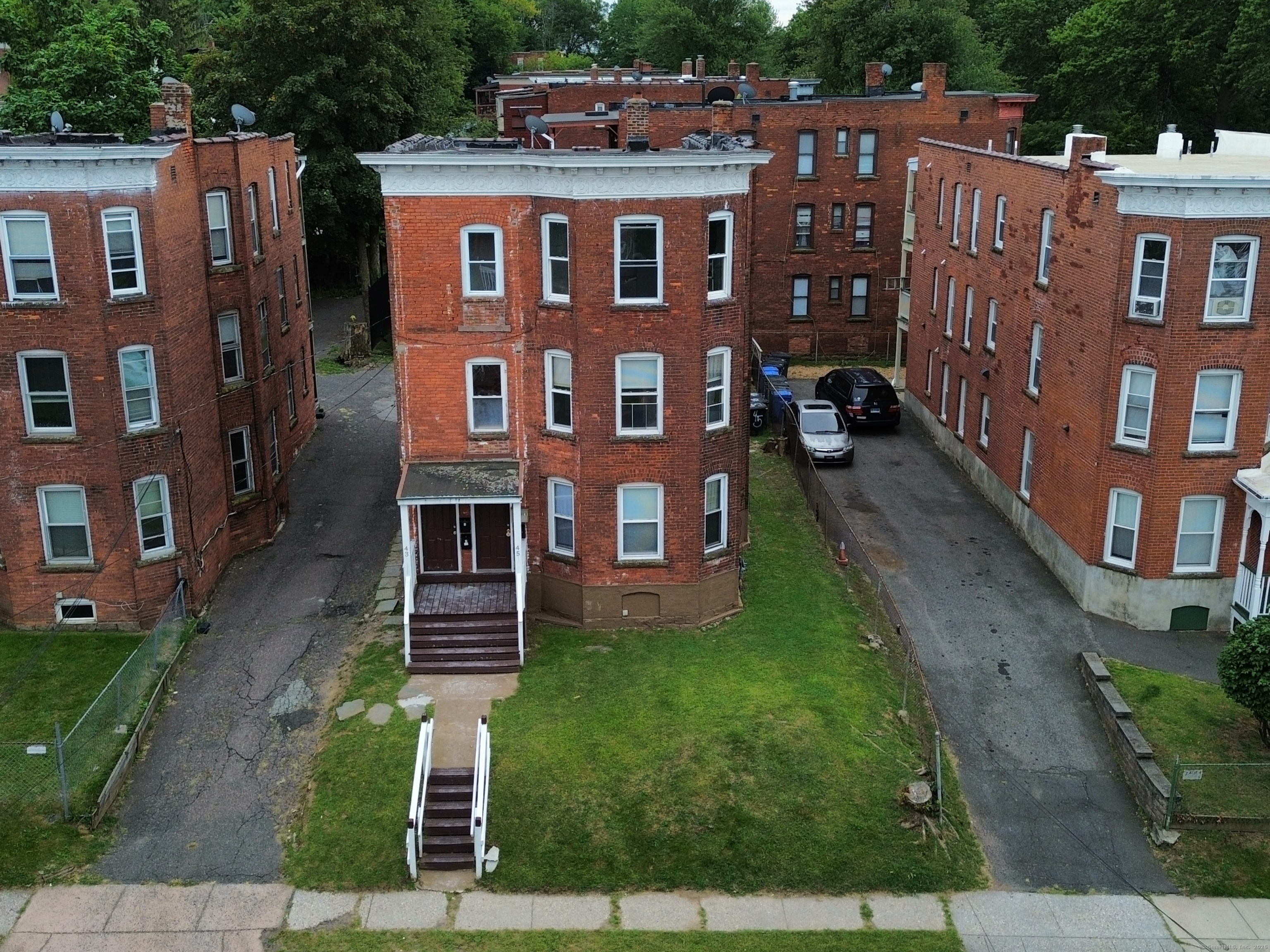 43-45 York Street, Unit 2 Hartford, CT 06106 - Photo 10 of 10 a front view of a residential apartment building with a yard