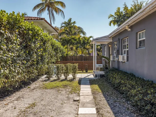 a view of a backyard