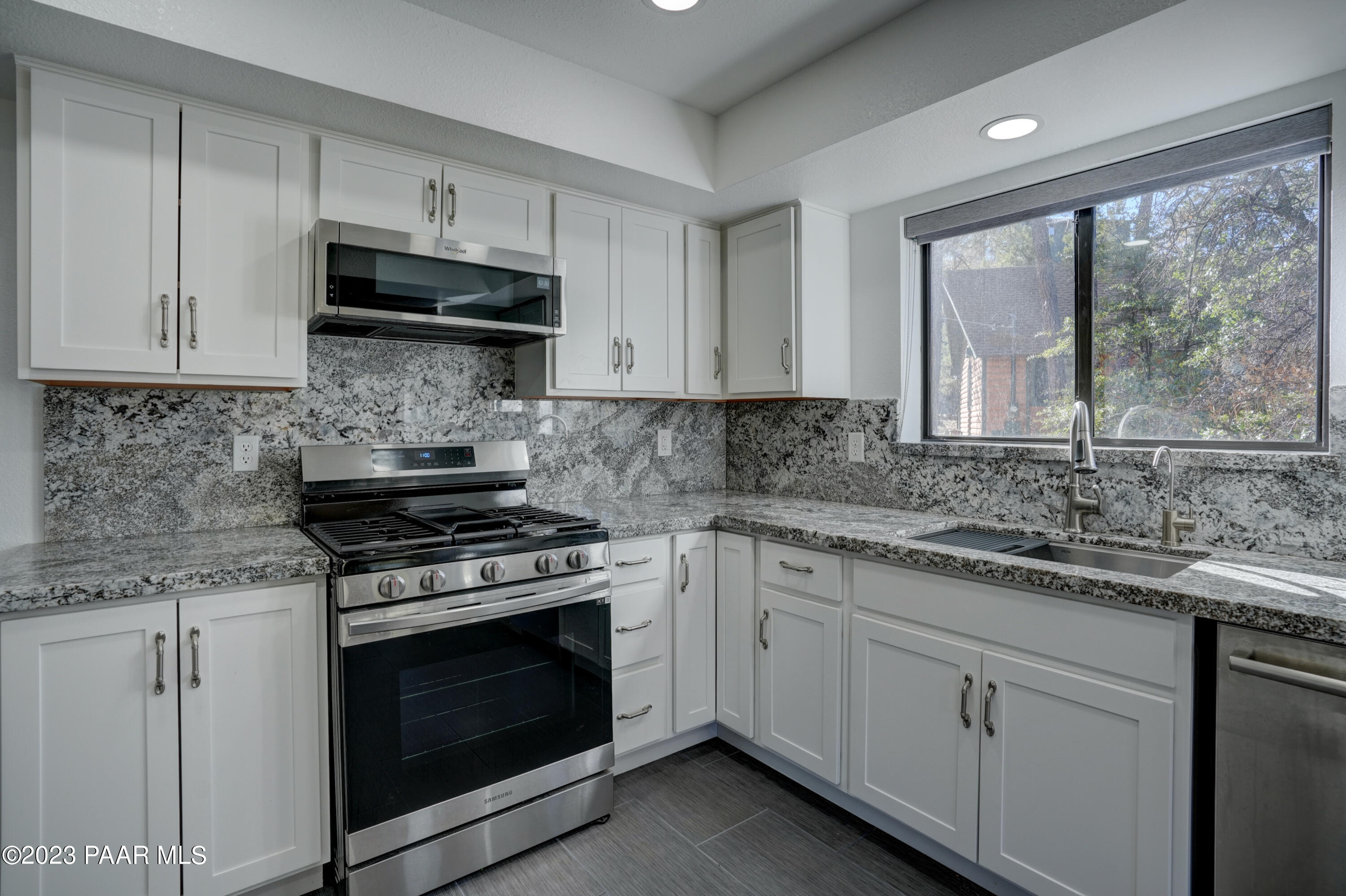 2064 View Point Road Prescott, AZ 86303 - Photo 9 of 51 Gas Range