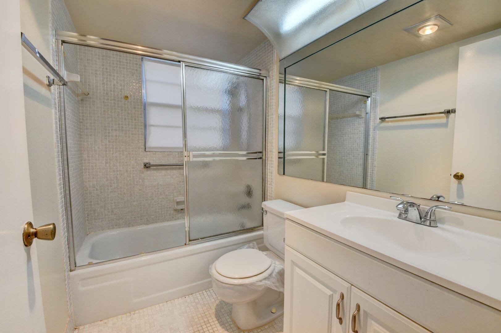 89 Suffolk C Boca Raton, FL 33434 - Photo 13 of 42 Main Bathroom