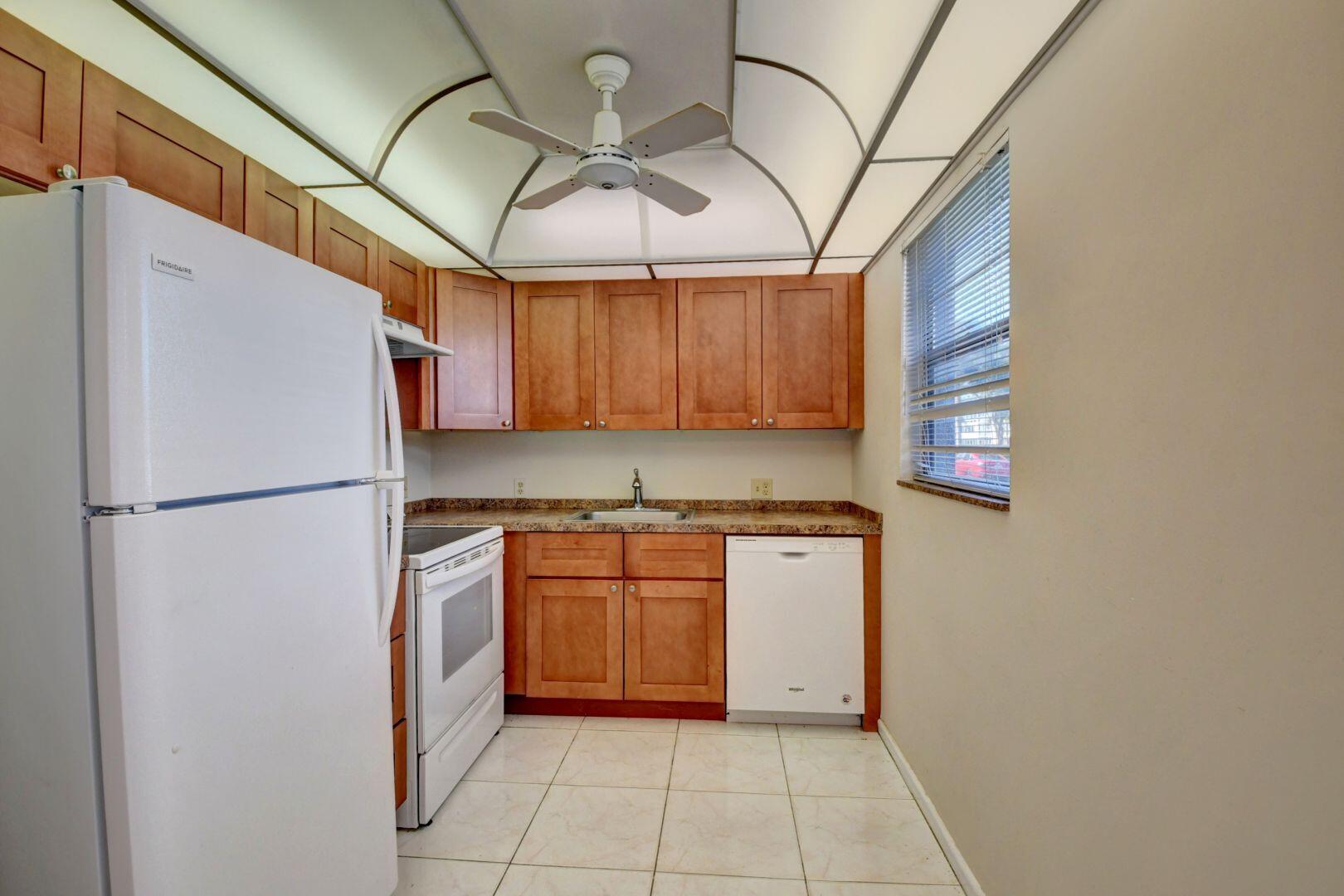 89 Suffolk C Boca Raton, FL 33434 - Photo 4 of 42 Kitchen
