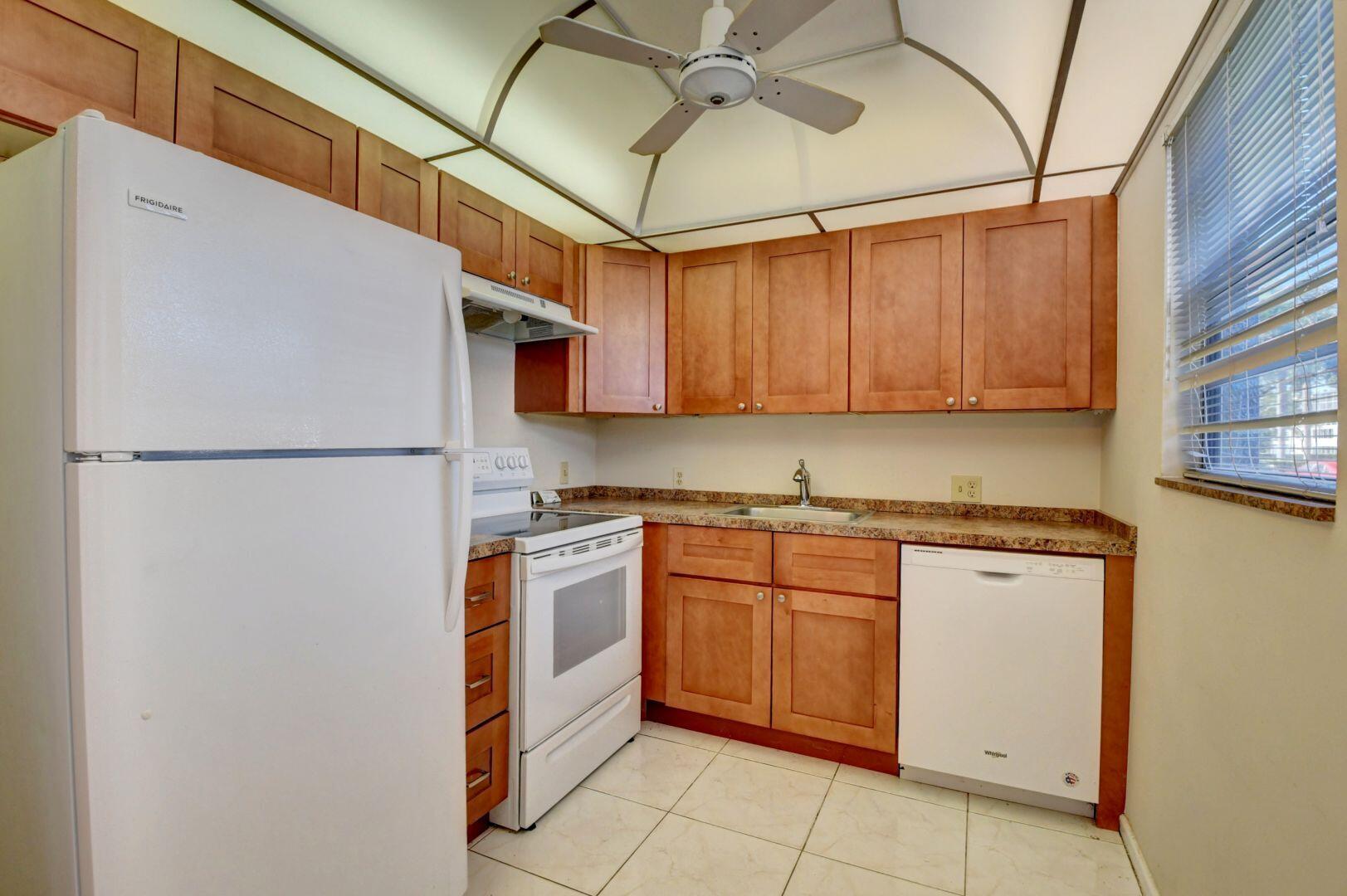 89 Suffolk C Boca Raton, FL 33434 - Photo 5 of 42 Kitchen