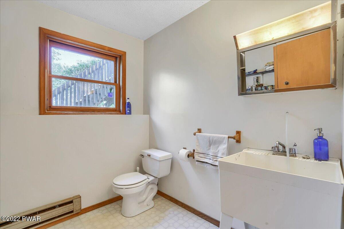 435 Raymondskill Road Milford, PA 18337 - Photo 31 of 59 Laundry-half Bath