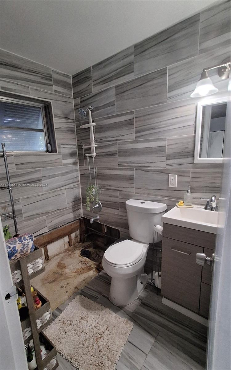 10305 Southwest 149th Terrace Miami, FL 33176 - Photo 9 of 39 a bathroom with a toilet a sink and mirror