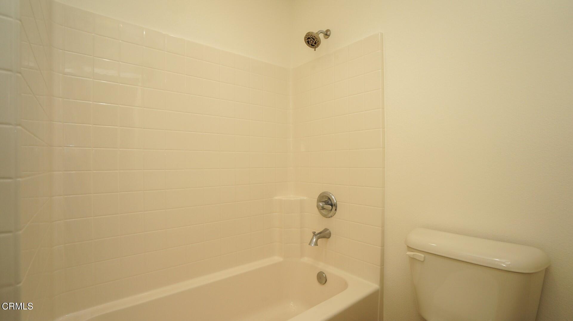 729 Forest Park Boulevard Oxnard, CA 93036 - Photo 23 of 27 a bathroom with a bathtub