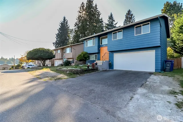 a view of a house with a yard